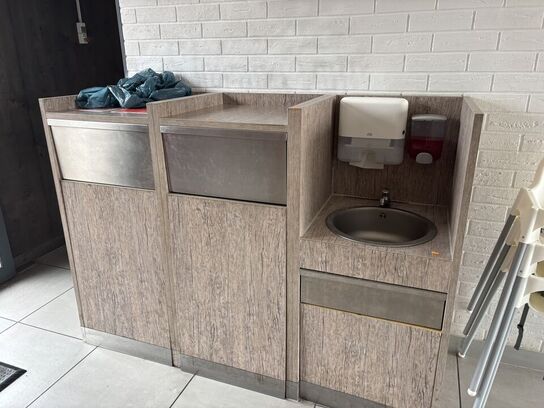 2 stk. skraldespande samt vaskestation