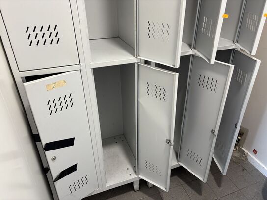 Omklædningsskab m.m.