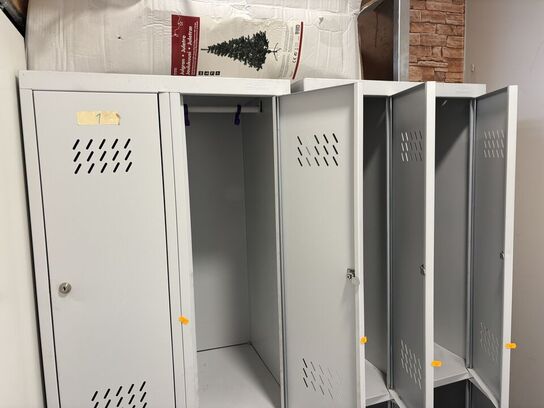 Omklædningsskab m.m.