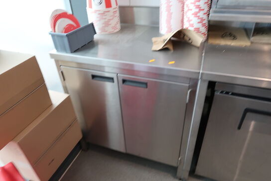 Rustfri stålbord med indhold