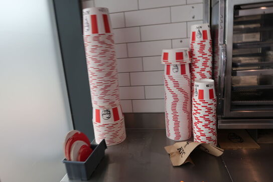 Rustfri stålbord med indhold