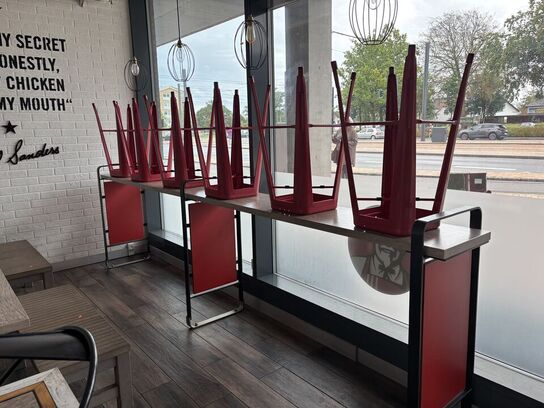 Barbord med 6 stk. barstole