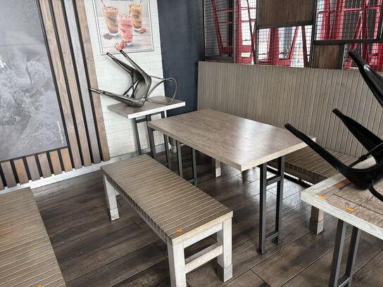 2 stk. bænke, 6 stk. borde samt 4 stk. stole