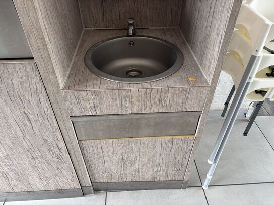 2 stk. skraldespande samt vaskestation