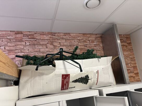 Omklædningsskab m.m.