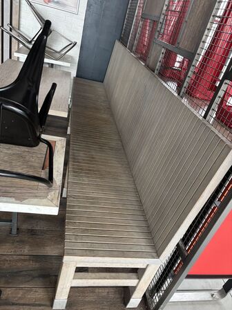 2 stk. bænke, 6 stk. borde samt 4 stk. stole