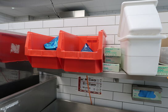 Rustfri stålhylde med indhold