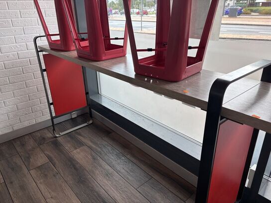 Barbord med 6 stk. barstole