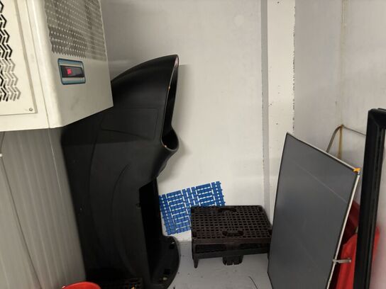 2 stk. plastikpaller, a-skilt, skraldespand m.m.