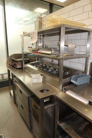 Rustfri stålbord med køleenhed samt indhold