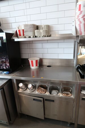 Rustfri stålbord med indhold