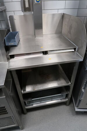 Rustfri stålbord med indhold