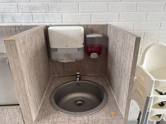 2 stk. skraldespande samt vaskestation