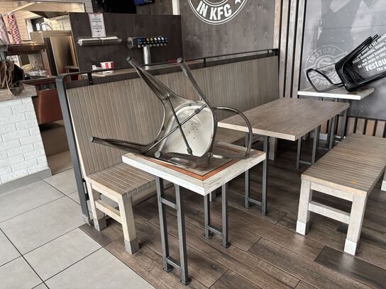 2 stk. bænke, 6 stk. borde samt 4 stk. stole