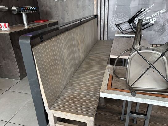 2 stk. bænke, 6 stk. borde samt 4 stk. stole