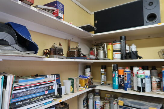 Div. Plejemidler, skruer, møtrikker, racerbiler m.m.