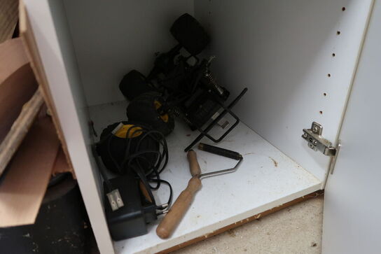 Div. Plejemidler, skruer, møtrikker, racerbiler m.m.