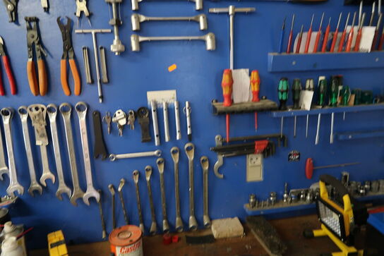 Arbejdsbord med skruestik samt værktøjstavle med div. Værktøj