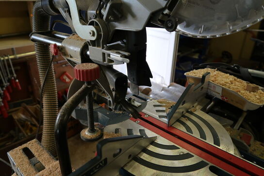 Kap/geringssav BOSCH Professional GCM 8 SJL med stativ