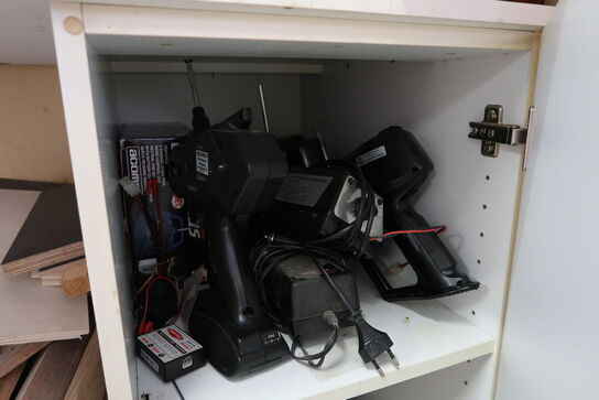 Div. Plejemidler, skruer, møtrikker, racerbiler m.m.