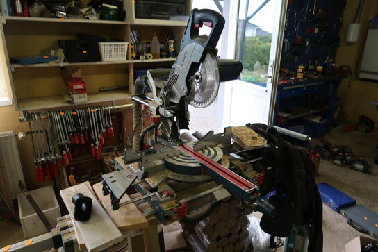 Kap/geringssav BOSCH Professional GCM 8 SJL med stativ