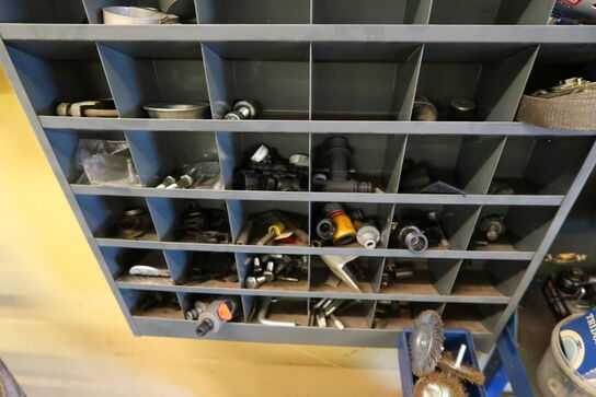 Sortimentsreol med div. Reservedele