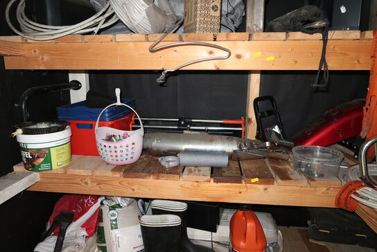 Div. Værktøj, 2-taktsbenzin, plejemidler m.m.