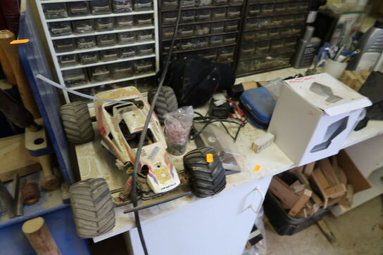 Div. Plejemidler, skruer, møtrikker, racerbiler m.m.