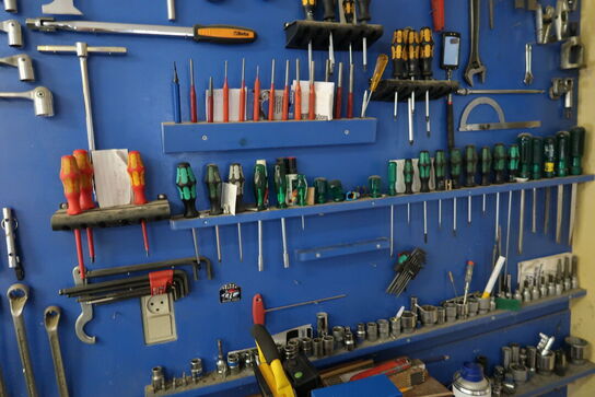 Arbejdsbord med skruestik samt værktøjstavle med div. Værktøj