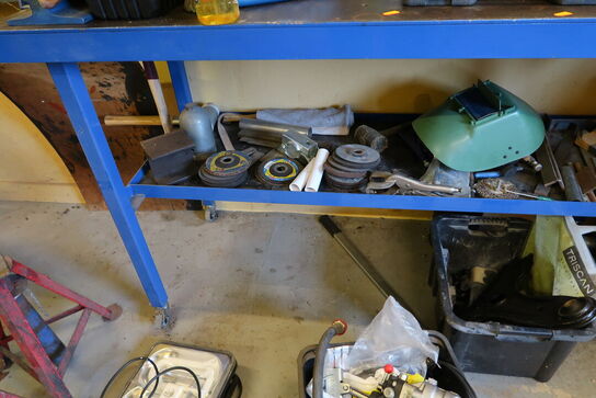 Arbejdsbord med skruestik samt værktøjstavle med div. Værktøj