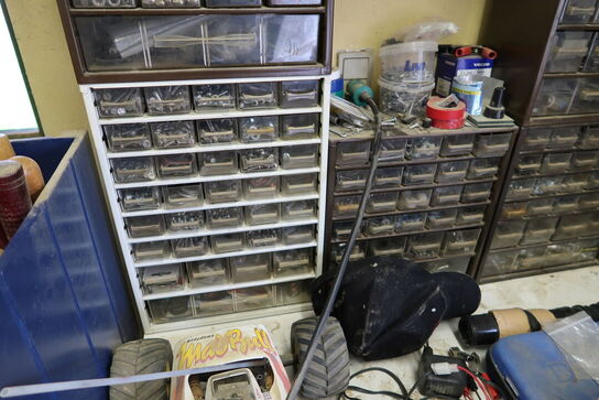 Div. Plejemidler, skruer, møtrikker, racerbiler m.m.