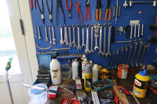 Arbejdsbord med skruestik samt værktøjstavle med div. Værktøj