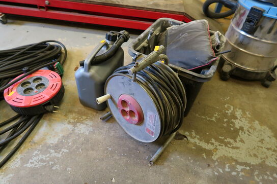 Kabeltromle samt kasse med indhold