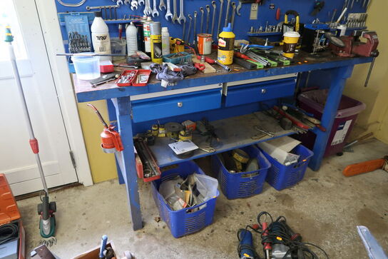 Arbejdsbord med skruestik samt værktøjstavle med div. Værktøj