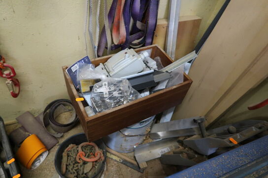 Løftekrog, sandpapir m.m.