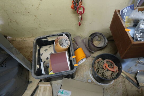 Løftekrog, sandpapir m.m.