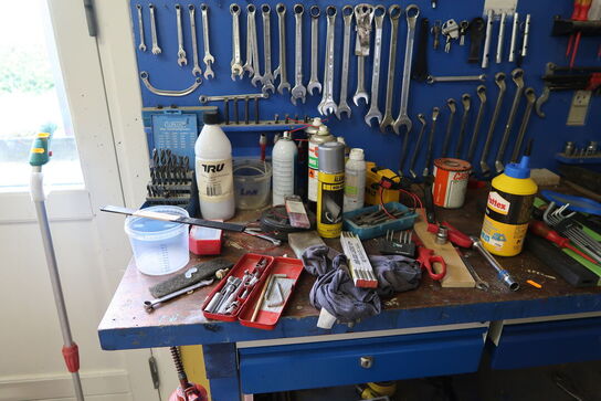 Arbejdsbord med skruestik samt værktøjstavle med div. Værktøj