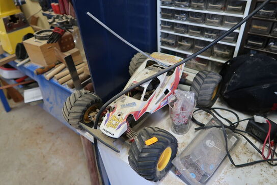 Div. Plejemidler, skruer, møtrikker, racerbiler m.m.