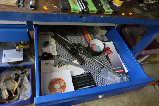 Arbejdsbord med skruestik samt værktøjstavle med div. Værktøj