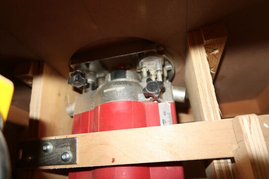 Overfræser med bord