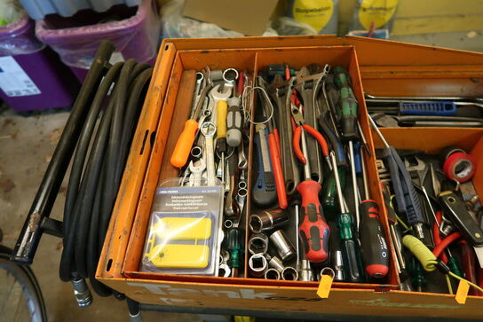 Værktøjsvogn med div. Værktøj m.m.