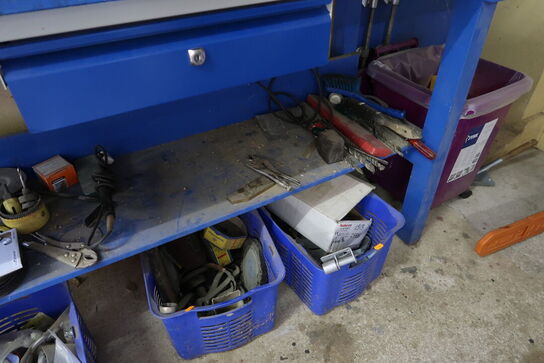 Arbejdsbord med skruestik samt værktøjstavle med div. Værktøj