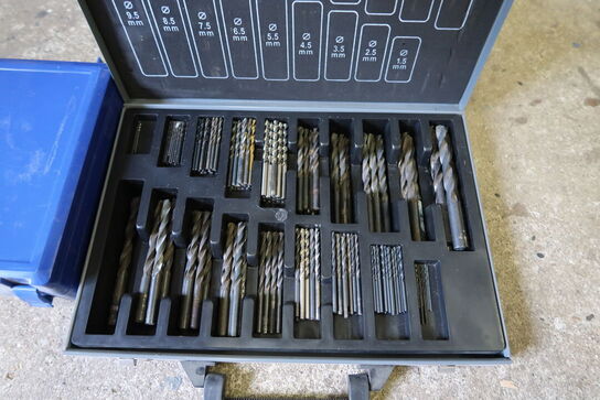 Kasse med div. Bor samt kopborsæt