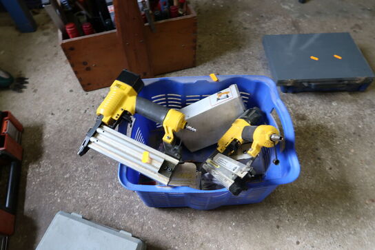 2 stk. dykkerpistoler HMV samt kasse med indhold