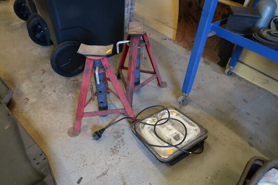 2 stk. bukke samt arbejdslampe