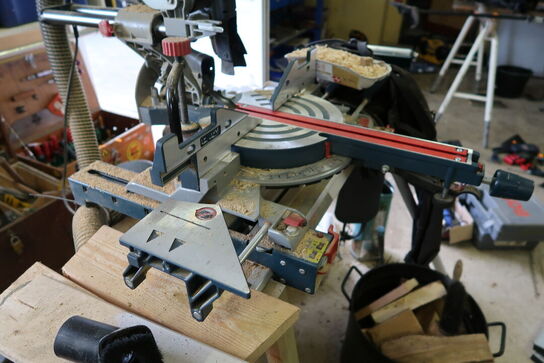 Kap/geringssav BOSCH Professional GCM 8 SJL med stativ