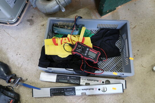 Lader INFERNO LCD360 samt 2 stk. digitale vaterpas HULTAFORS DM 60