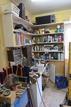 Div. Plejemidler, skruer, møtrikker, racerbiler m.m.