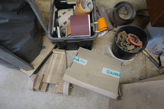 Løftekrog, sandpapir m.m.