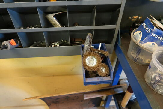 Sortimentsreol med div. Reservedele